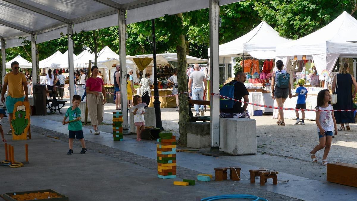 El Mercado Artesán, de Antigüidades e Produtores en la alameda de Cangas.