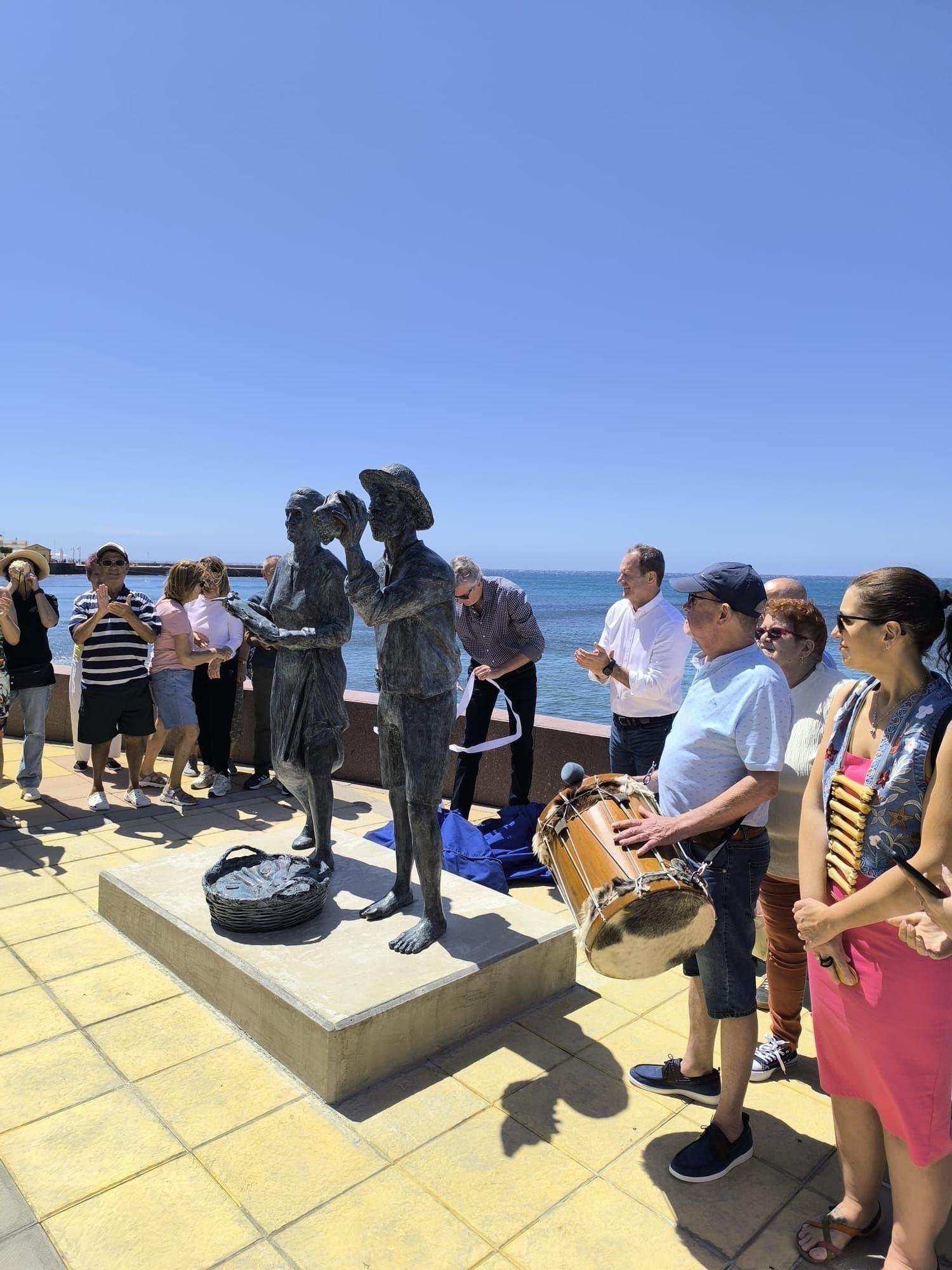 Escultura 'Pescao fresco', del artista local Paco Suárez