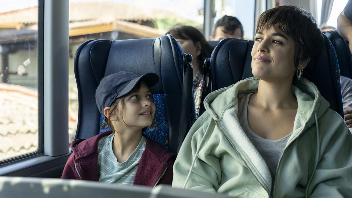 Adriana Ugarte, en el papel de Manuela, y Cosette Silguero, como la pequeña Alba, en la serie ’Heridas’.