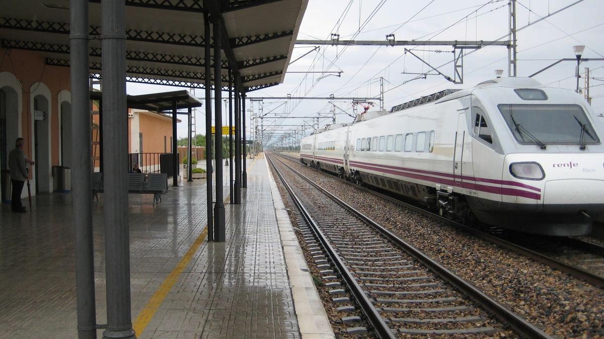 Paso de un tren por la estación de Vinaròs