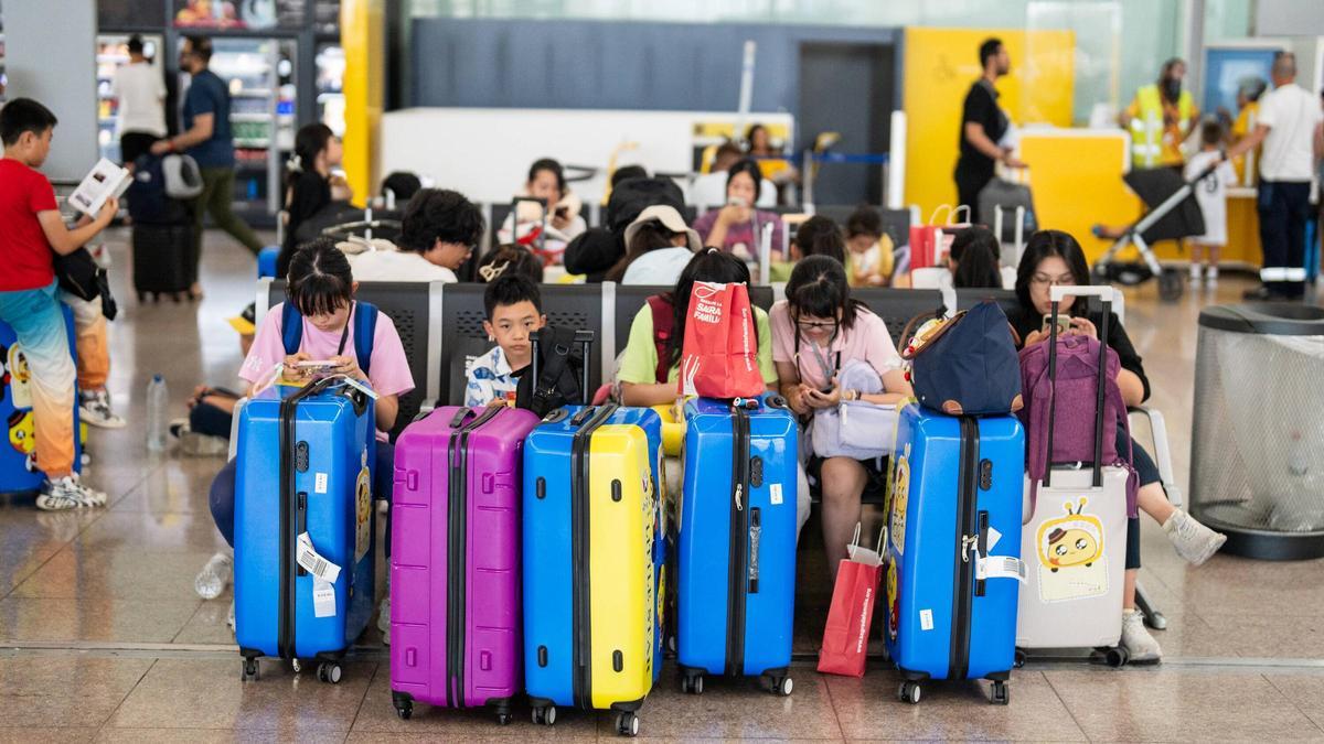 Turistas en la T1 del Aeropuerto del Prat