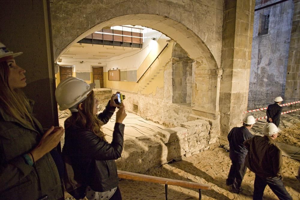 Visita de la alcaldesa de Gijón y los portavoces municipales a las obras de Tabacalera