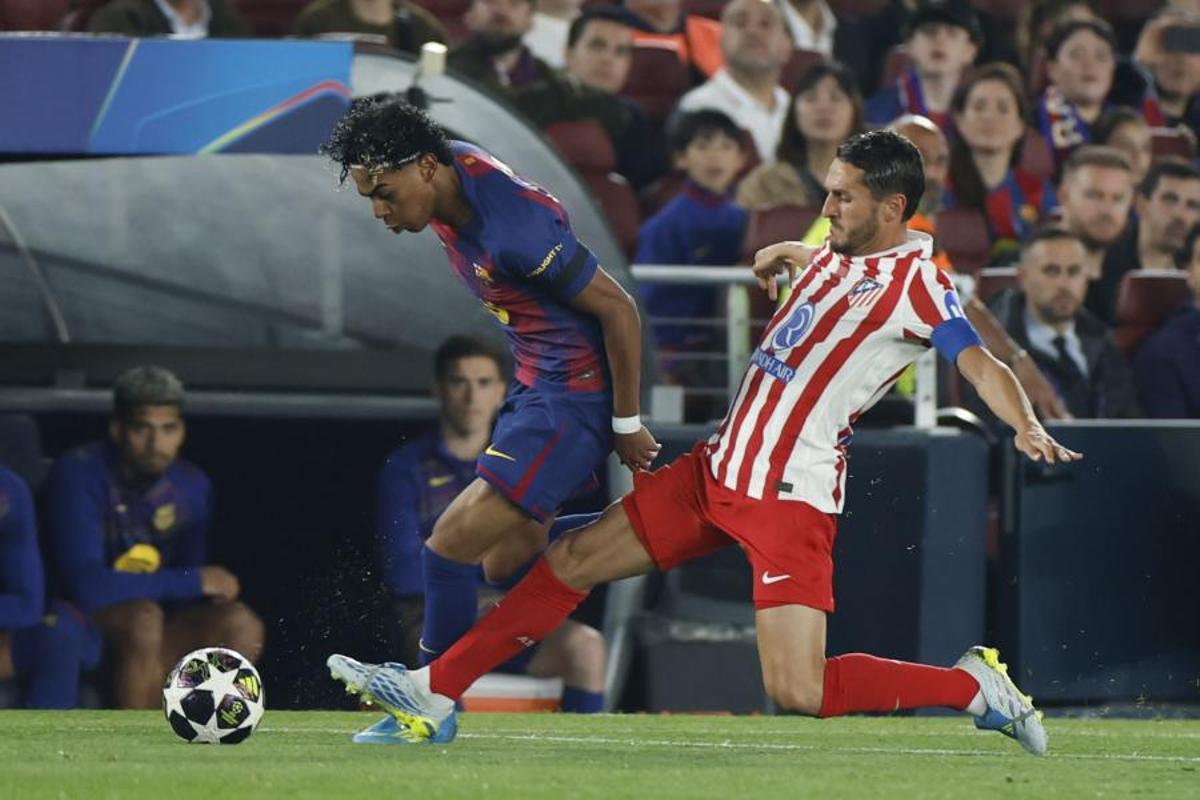 'Koke' y Lamine Yamal durante una jugada mano a mano en el juego de ida de los cuartos de final de la Champions League