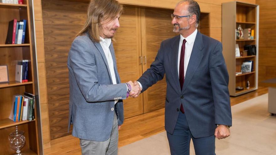 El presidente de las Cortes, Luis Fuentes, con el portavoz de Podemos, Pablo Fernández.