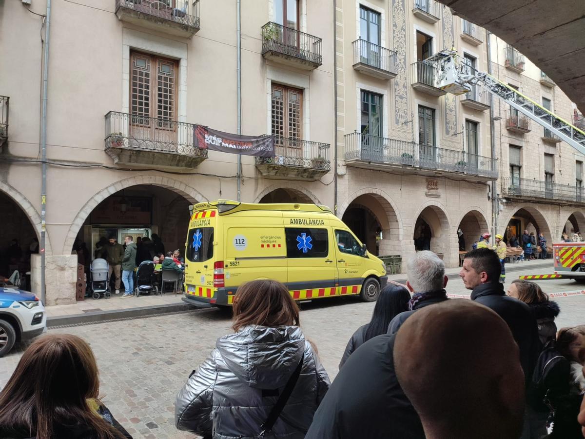 Les fotos de l'actuació dels Bombers per una emergència mèdica a la plaça del Vi Les fotos de l'actuació dels Bombers per una emergència mèdica a la plaça del Vi