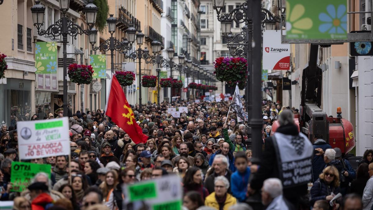 Manifestación multitudinaria de la plataforma Zaragoza no se vende, este pasado domingo.