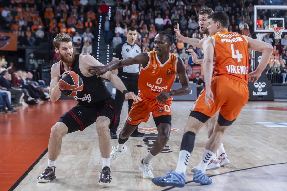 Brancou Badio, máximo anotador taronja, en una acción defensiva ante el Olympiacos.