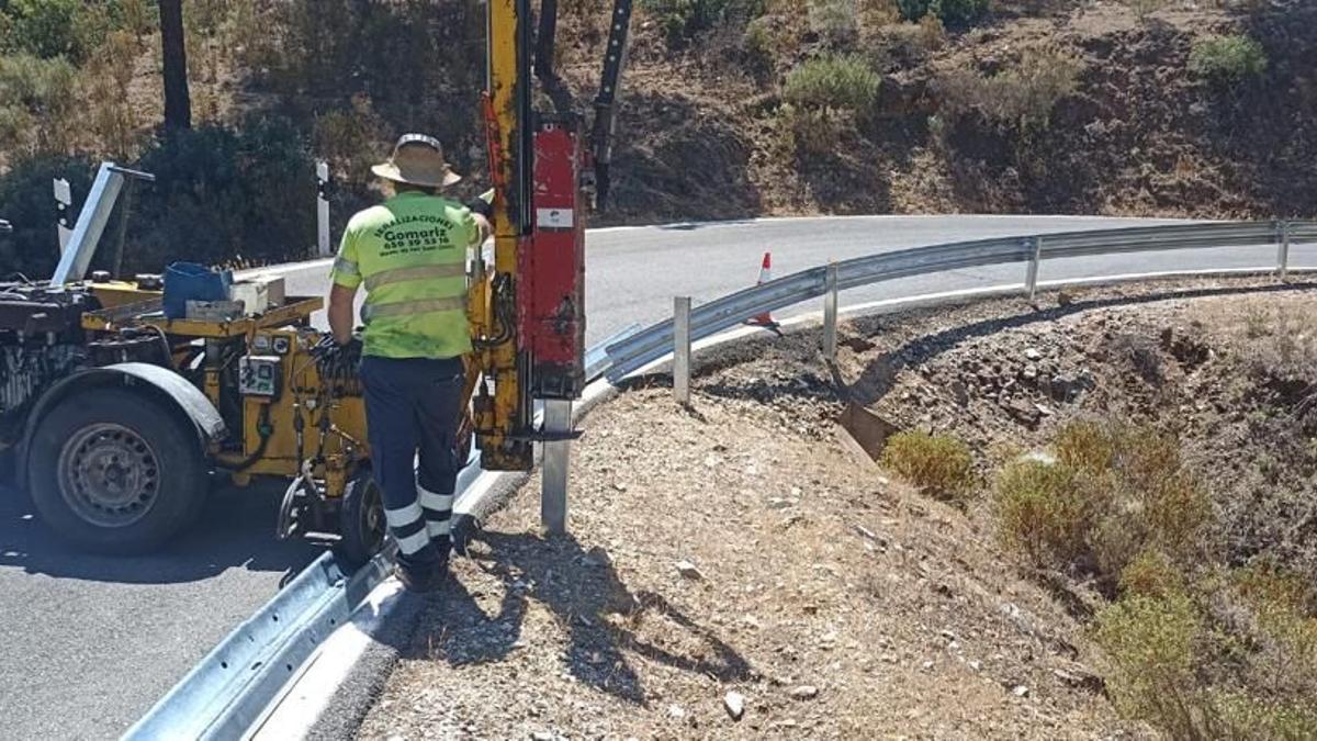 Trabajos de colocación de barreras de seguridad en la carretera A-3151.