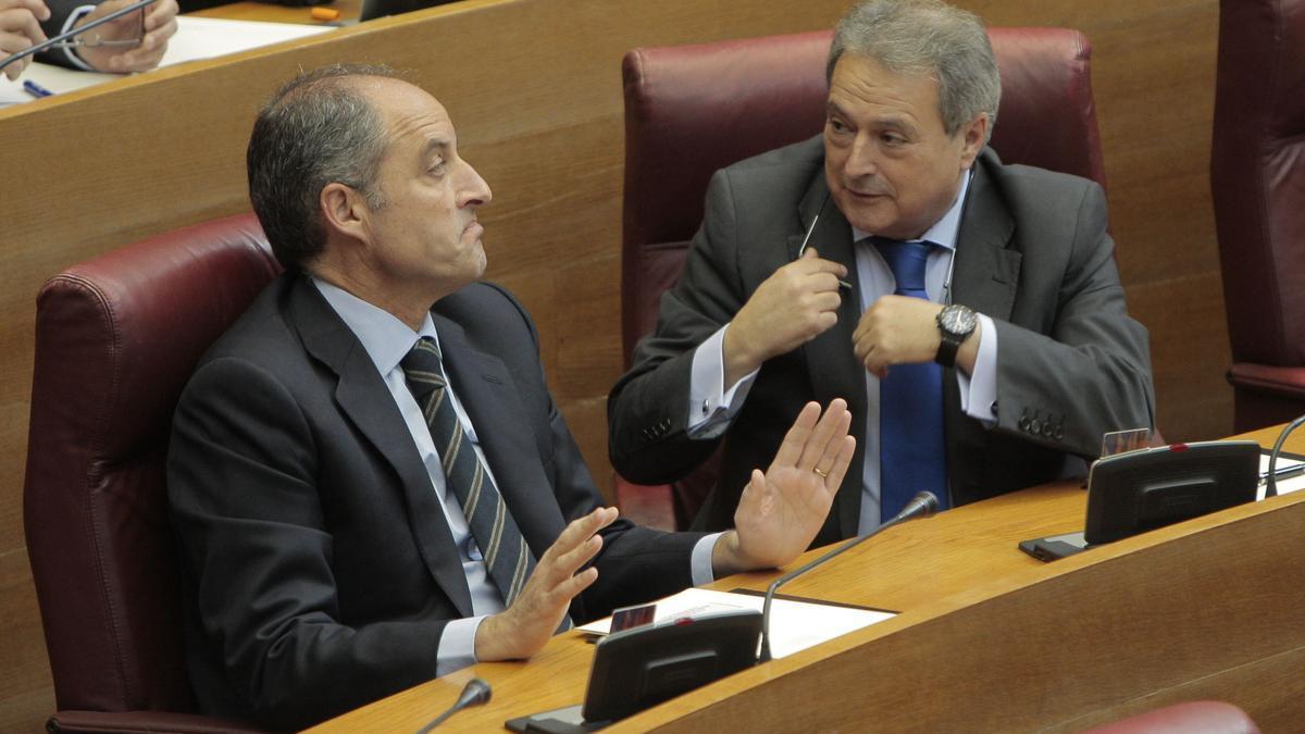 El expresidente de la Generalitat, Francisco Camps, y el expresidente de la Diputación de València, Alfonso Rus, en un pleno de las Corts, el 22 de febrero de 2012.