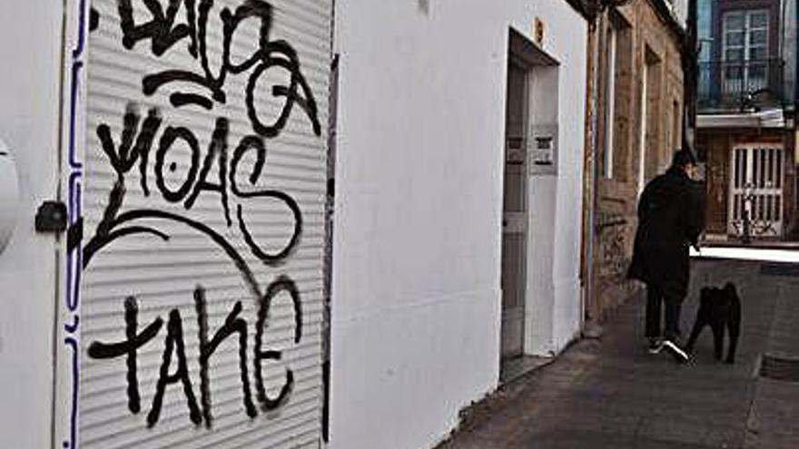 Pintadas, con la firma KOAS, en un edificio de la Ciudad Vieja.