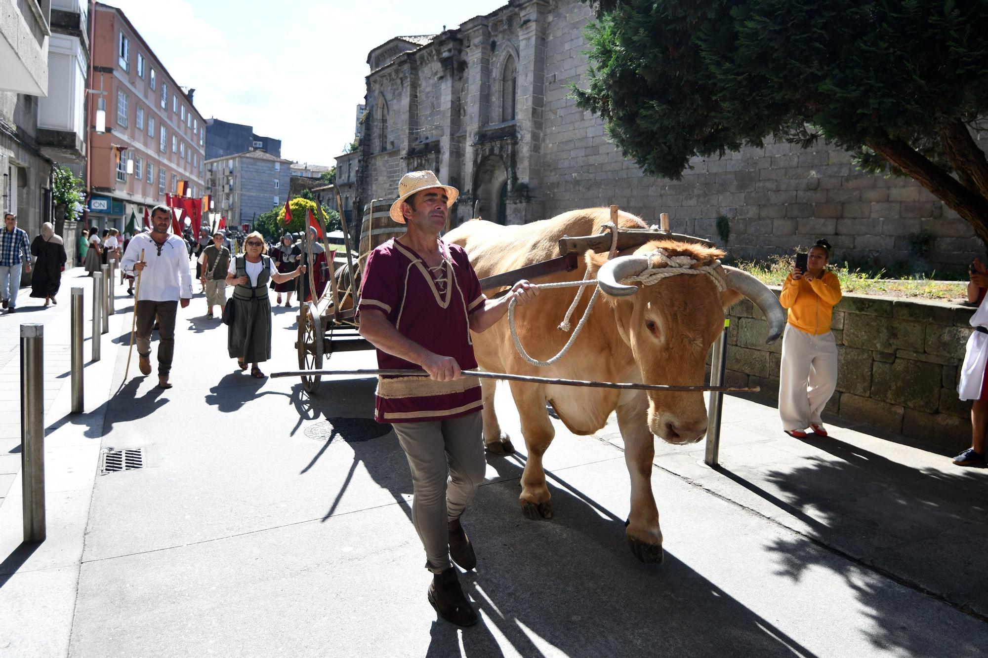 Cortesanos, bufones, damas y caballeros celebran el retorno de su señor: la Feira Franca anima Pontevedra