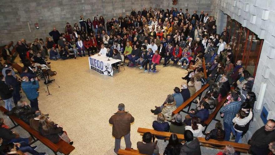 Los concentrados en apoyo a Diego Lores, ayer en la parroquia del Cristo de la Victoria. // Alba Villar