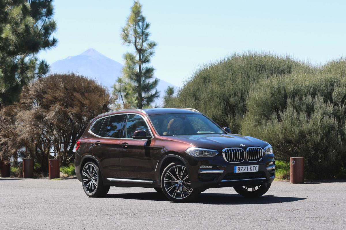 Foto de un coche BMW modelo X3 de color marrón de archivo.