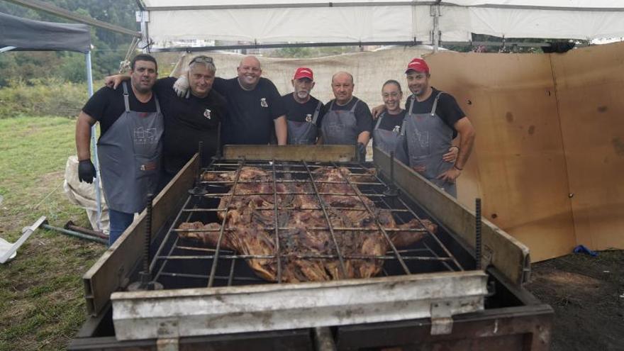 Manolo Tato y su equipo, unos expertos en la preparación del cerdo a la brasa.   | // BERNABÉ/ANTÓN FONDEVILA