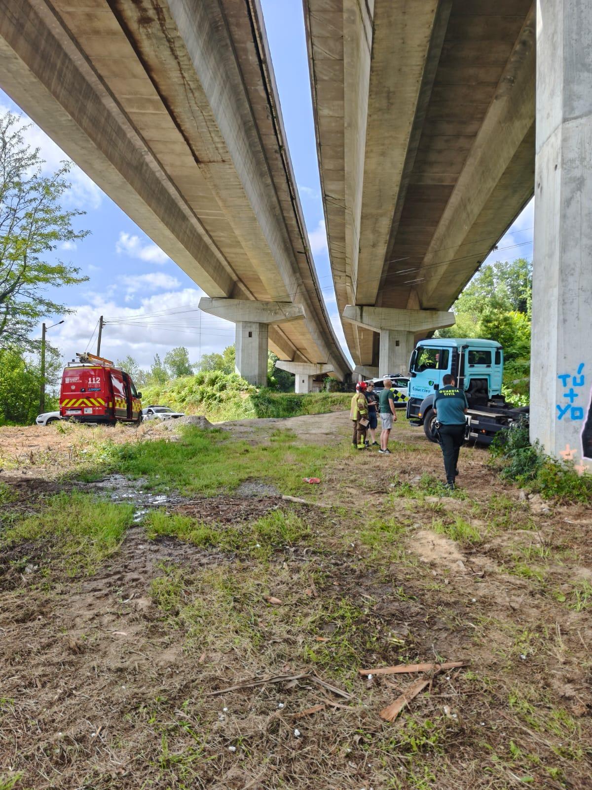 El vertido de gasóleo, visible sobre el terreno bajo los tableros de la autopista.