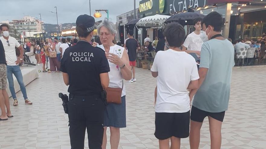 La Policía de Xàbia pide en los paseos marítimos a los turistas que se pongan la mascarilla