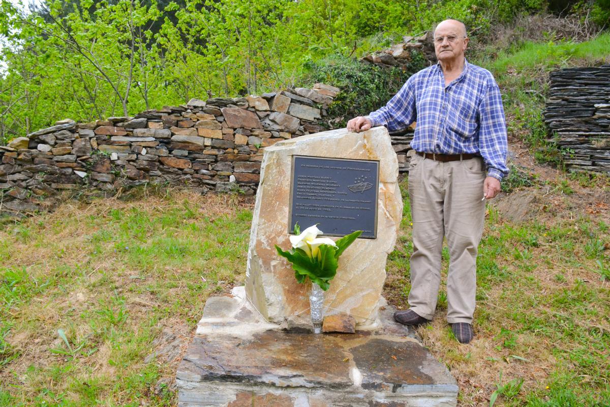 Carlos Martínez Pérez ante la placa en memoria de los vecino del pueblo fallecidos en 1952 en el embalse de Doiras.