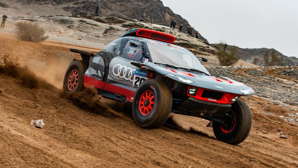 Carlos Sainz con su Audi durante la séptima etapa del Dakar 2023