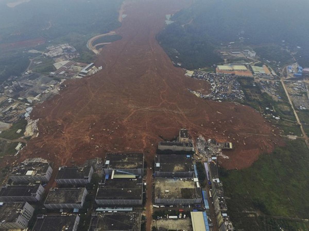 CHN02 SHENZHEN (CHINA) 21/12/2015.- Una vista aérea muestra la gigante lengua de tierra que enguyó decenas de edificios tras el alud ocurrido ayer en la ciudad de Shenzhen, China, hoy, 21 de diciembre de 2015. Las autoridades chinas aumentaron hoy de 59 a 91 el número de desaparecidos en el desprendimiento de tierras, que sepultó 33 edificios en el parque industrial de la ciudad de Shenzhen y obligó a la evacuación de 900 personas. Al deslizamiento le sigiuó la explosión de un gasoducto que dejó una estela de escombros de unas 10 hectáreas. Más de 1.500 profesionales participan en las labores de rescate de los supervivientes. EFE/Stringer