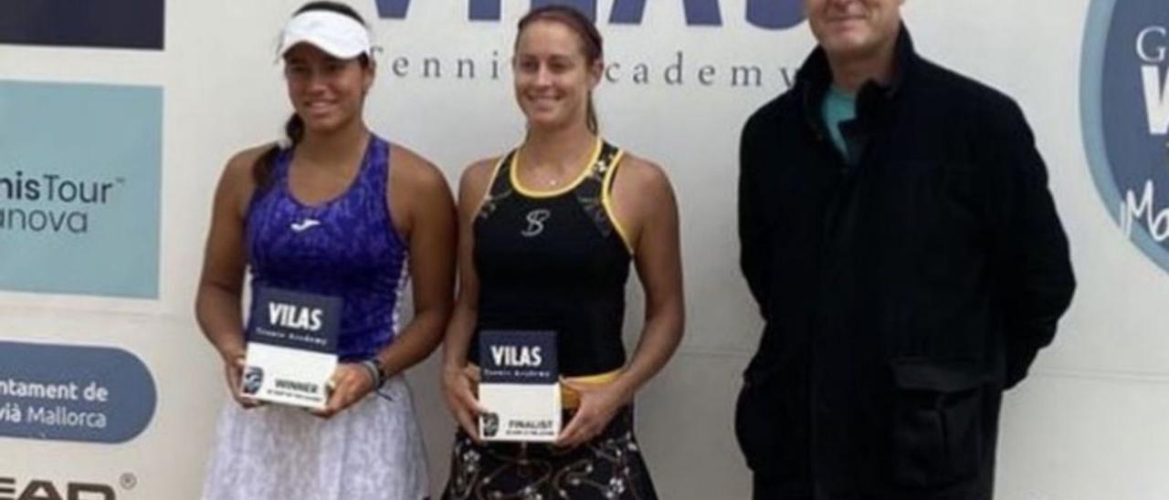 Bouzas y Cavalle-Reimers recibiendo ayer sus trofeos. |  // FDV