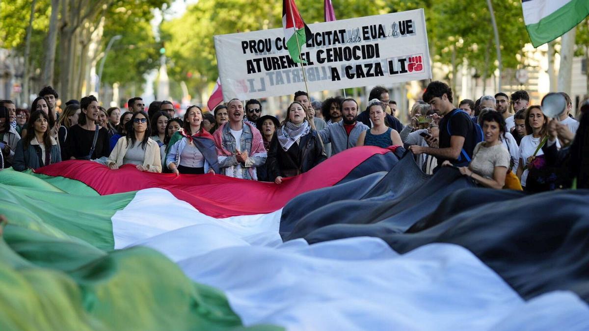 Concentración delante de la Universitat de Barcelona en la Gran Vía, bajo el lema Todos los Ojos sobre Rafah, para denunciar el genicidio del estado de Israel contra la población palestina de Gaza