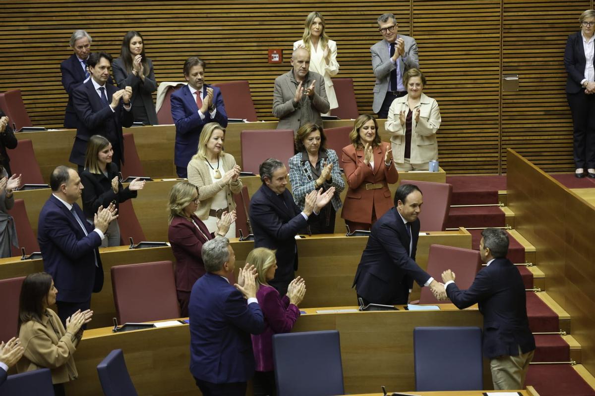 Llorca saluda a Mazón tras ser elegido 'president' de la Generalitat por las Corts, este jueves.