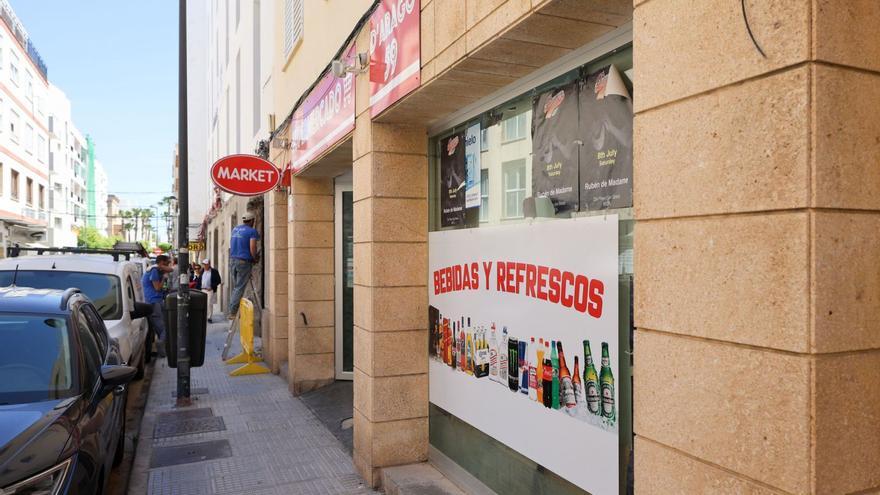 Unas 20 personas viven en una infravivienda en un supermercado de Ibiza