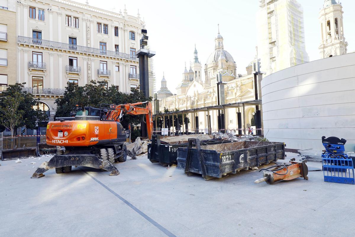 En imágenes | Adiós al Cubo de Turismo de la plaza del Pilar de Zaragoza
