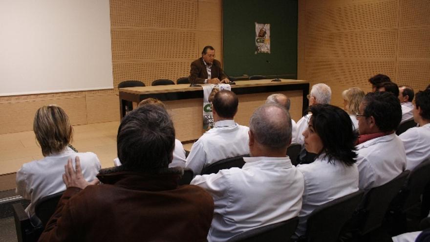 Tomás Toranzo, en una de las habituales asambleas que celebran los médicos en huelga en el Virgen de la Concha