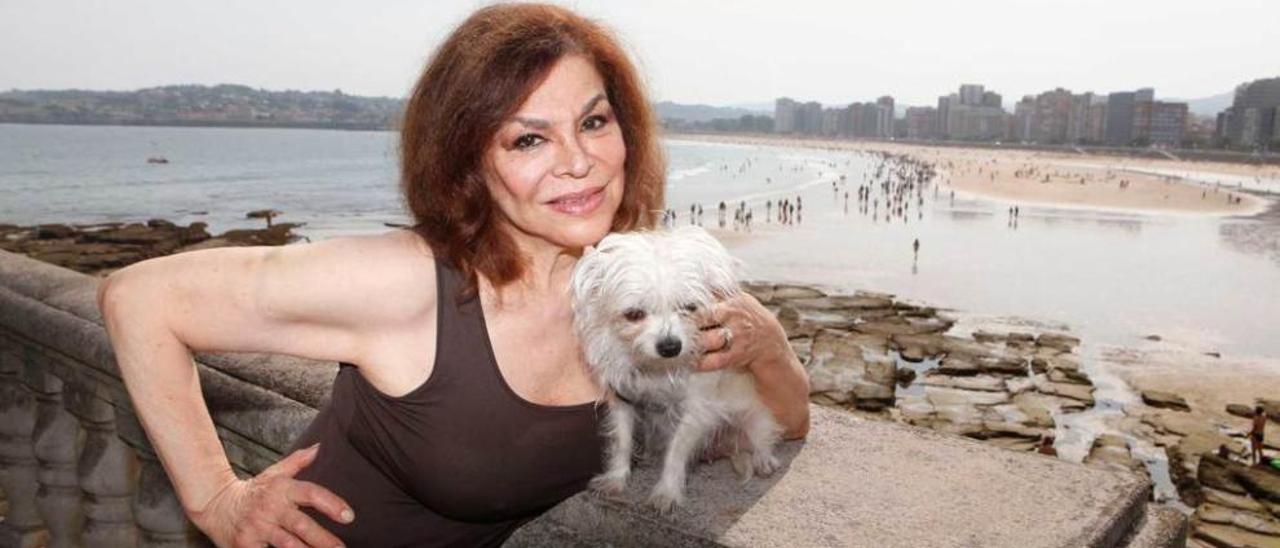 Mirta Miller con su perrita &quot;Schyla&quot;, ayer, ante la playa de San Lorenzo.
