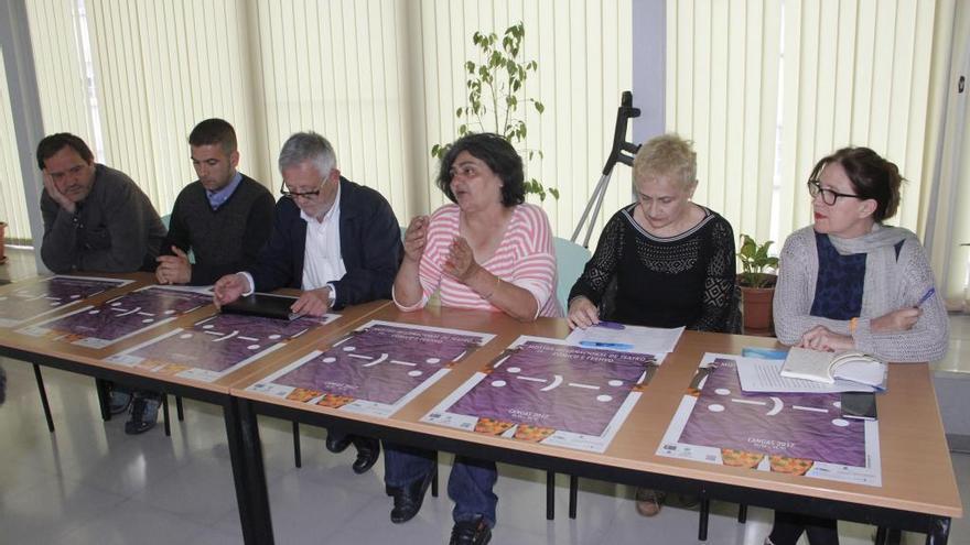 Presentación de la Mostra de Teatro del año pasado en Cangas, con el alcalde en el centro.// Gonzalo Núñez