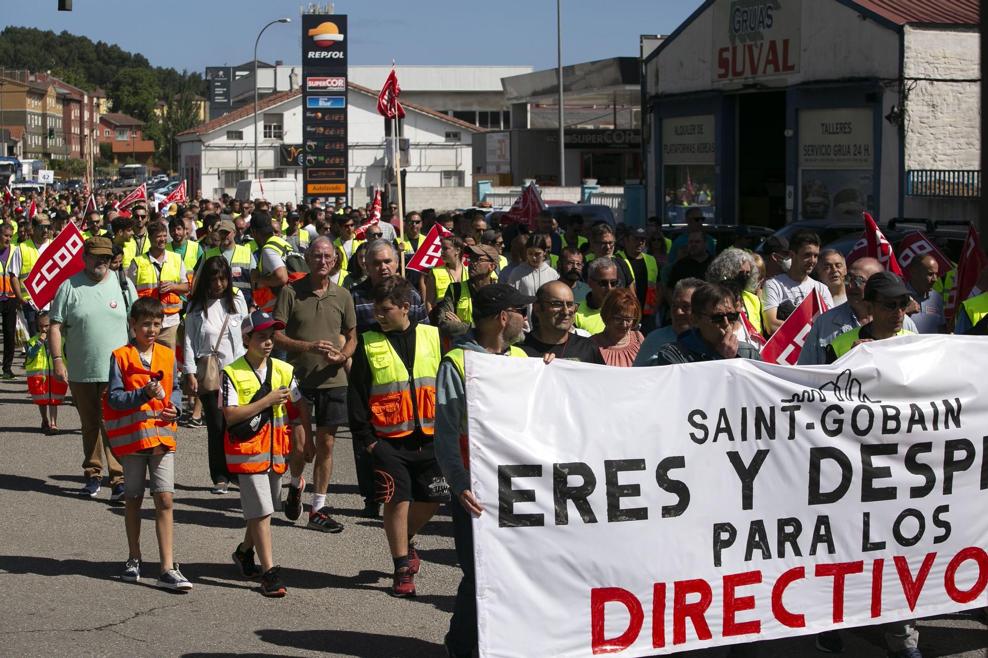 Los trabajadores de Saint-Gobain salen a la calle para frenar los despidos en Avilés