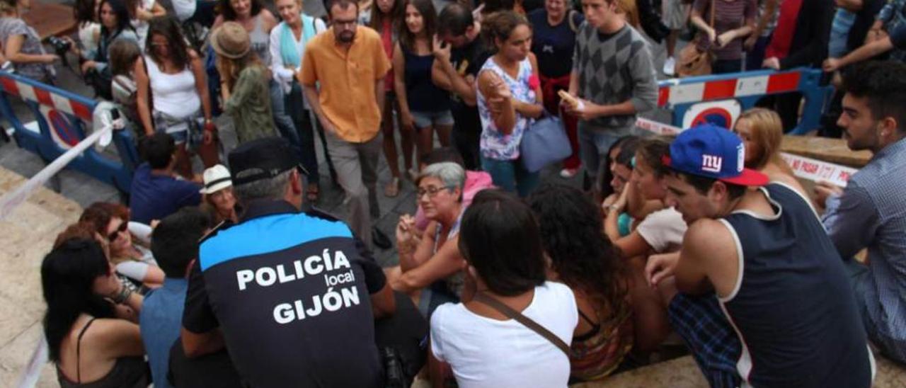 Un control policial en una zona de &quot;botellón&quot;.