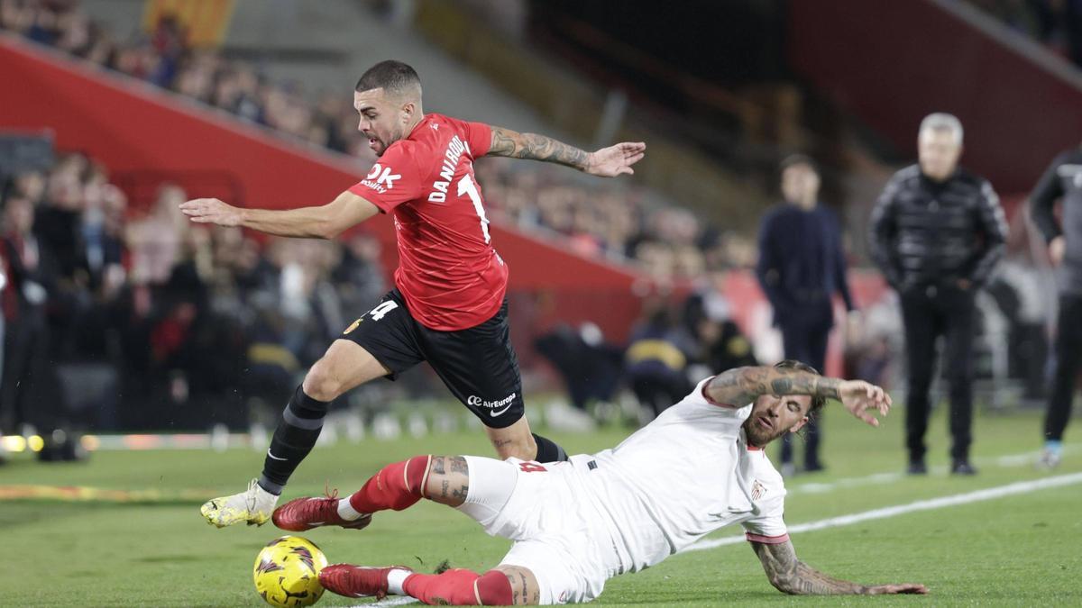 Dani Rodríguez intenta escapar del marcaje de Sergio Ramos, en el partido del sábado en Son Moix.