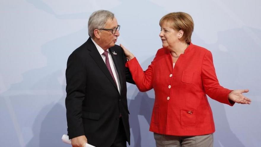 Merkel y Juncker hablan de la crisis catalana por teléfono