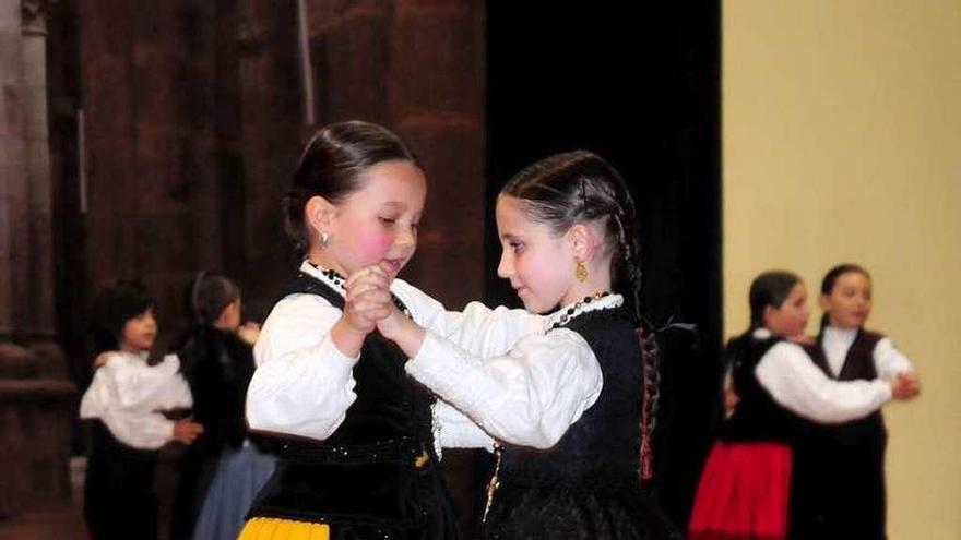 Bailarinas en el festival infantil de 2013. // Bernabé/Javier Lalín