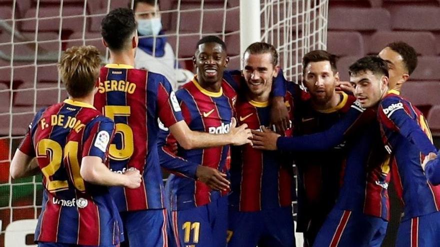 Los jugadores del Barcelona celebran el primer gol de Messi.