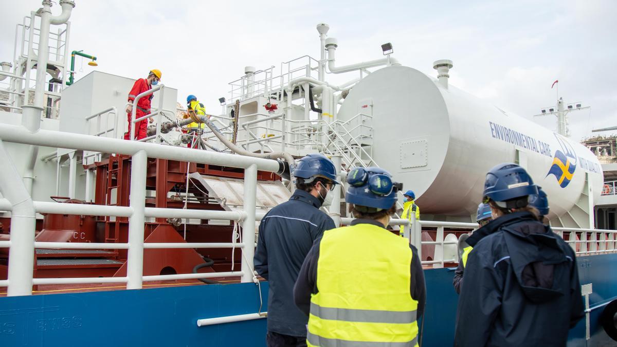 Operarios realizan el suministro al barco Fure Vinga en el Puerto de Cartagena.