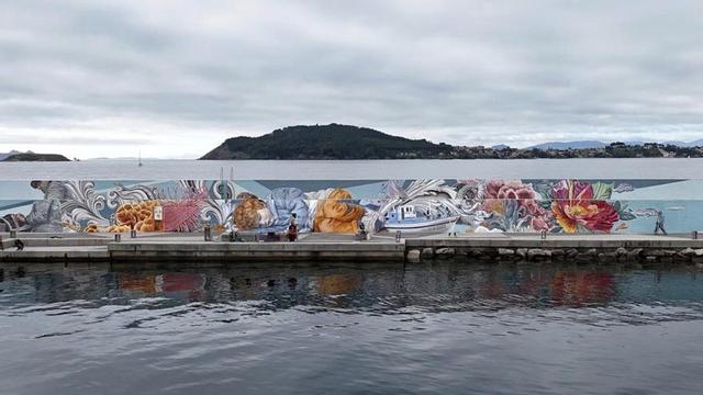 L’artista urbà Antonio Ona, ‘Muralonas’, i la gallega Lula Goce davant d’un dels seus murals.