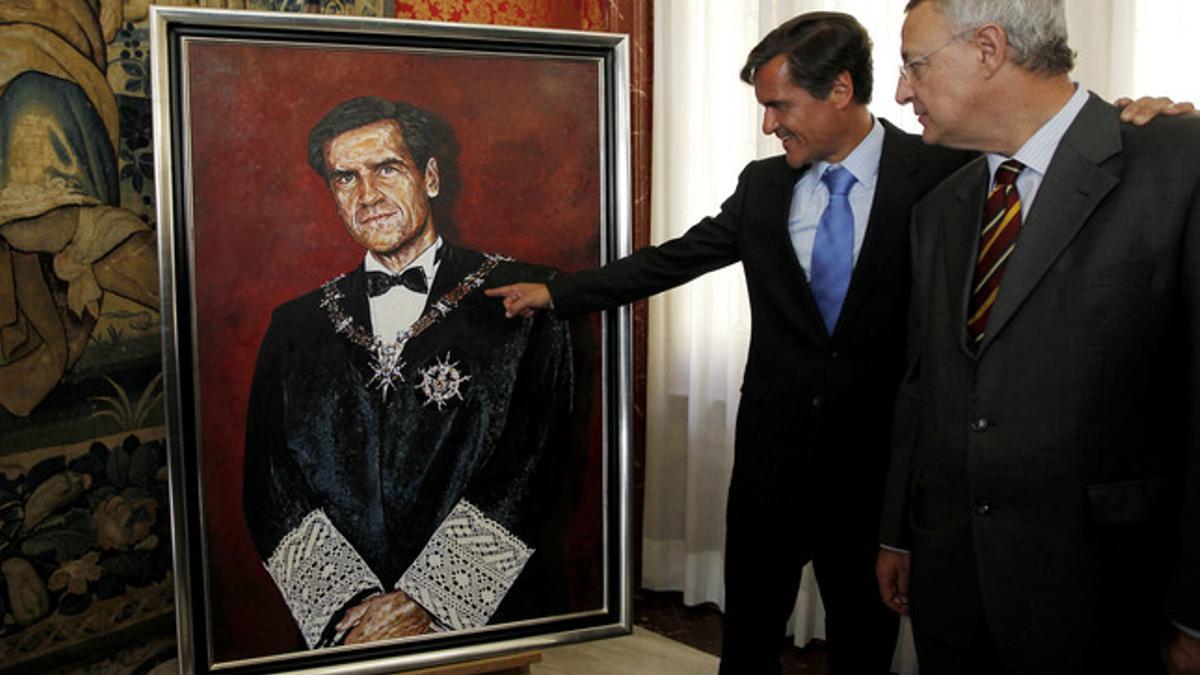 Juan Fernando López Aguilar, en la presentacion de su autorretrato, junto a Jesús Caldera.