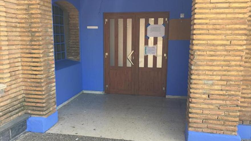 El acceso al colegio se pinta