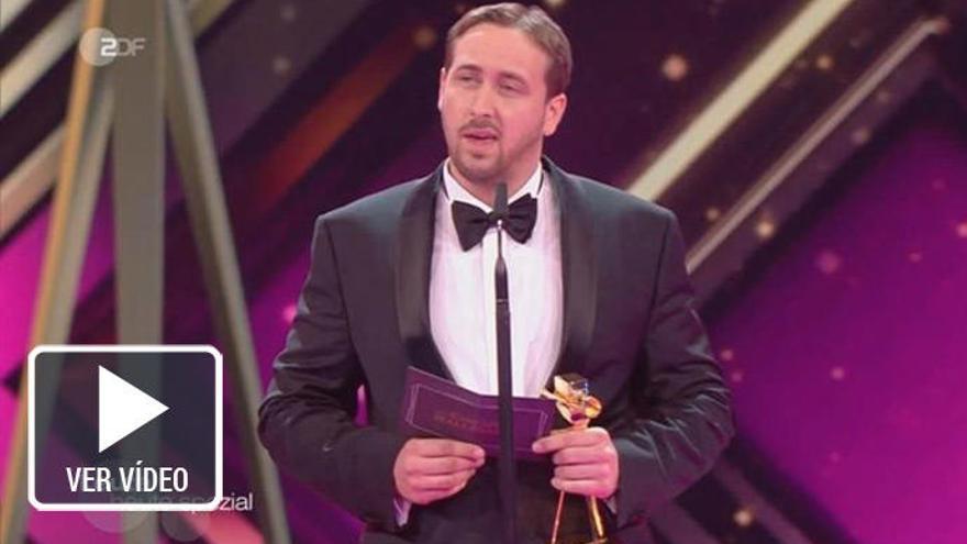 El imitador de Ryan Gosling dando un discurso