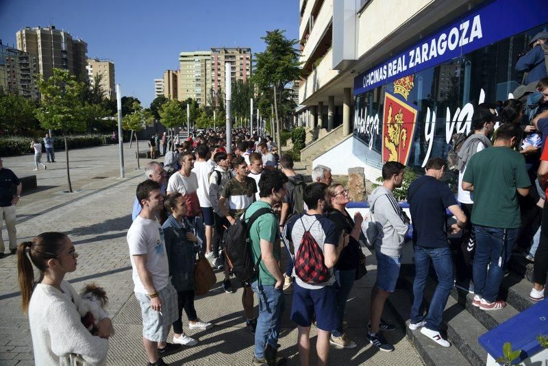 Largas colas para adquirir entradas para el playoff