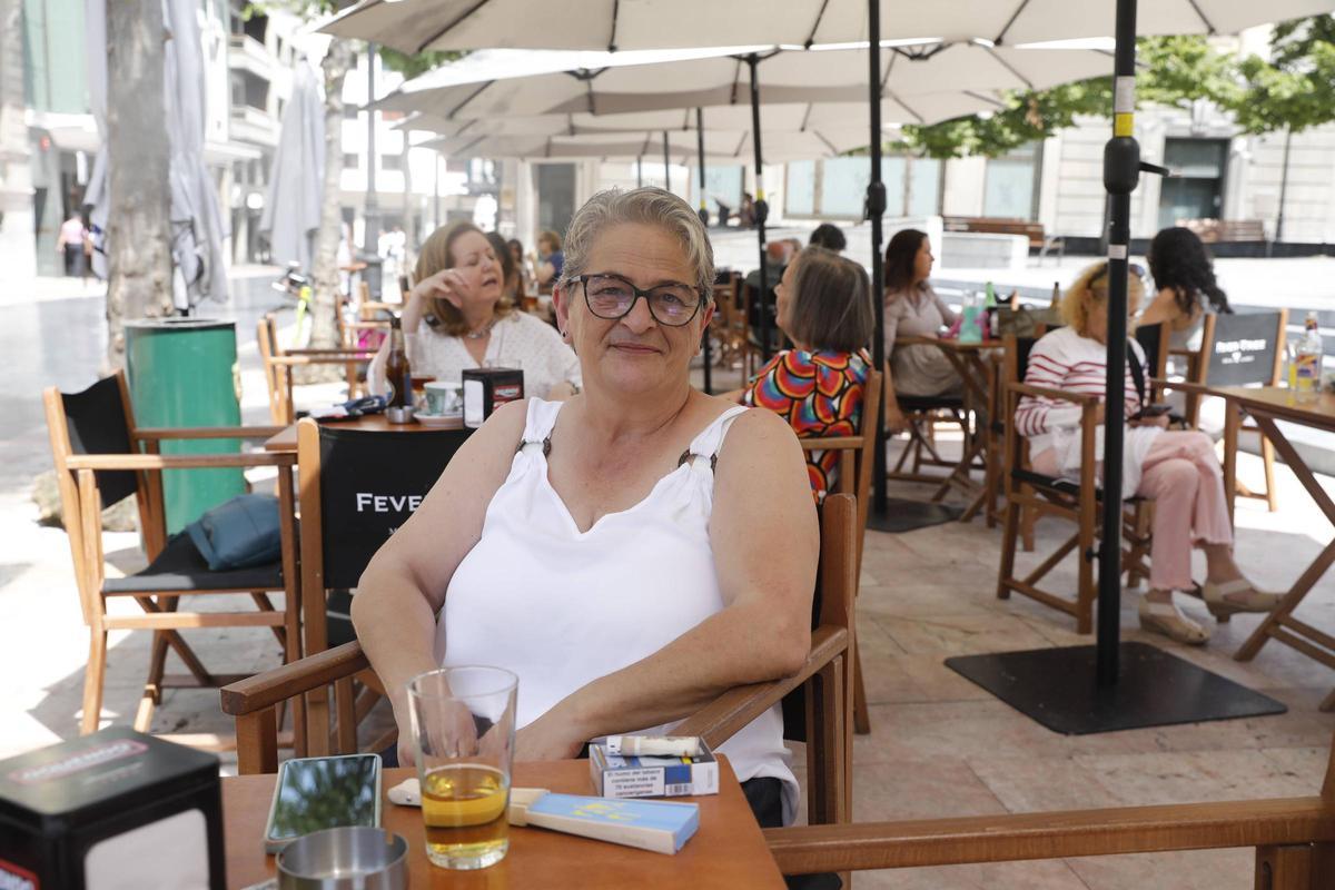 Begoña Álvarez, en una terraza de Oviedo.