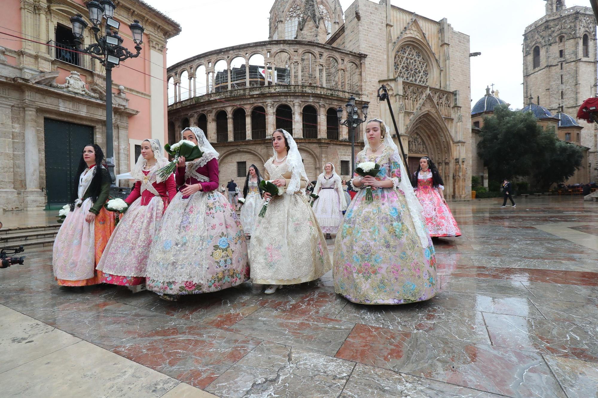 Búscate en el primer día de ofrenda por la calle de la Paz (entre las 15:30 a las 17:00 horas)