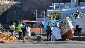 Dos fallecidos entre los 53 ocupantes de un cayuco que llegó esta madrugada a El Hierro