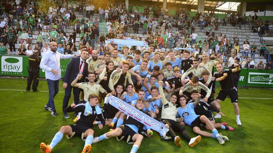 Los jugadores y técnicos del Celta B posan sobre el césped de A Malata. // LOF