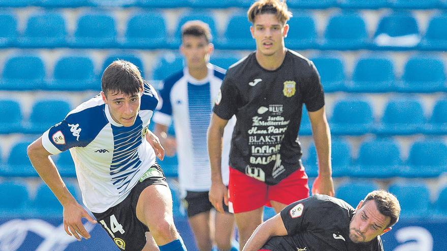 David Sánchez sale a por el balón.