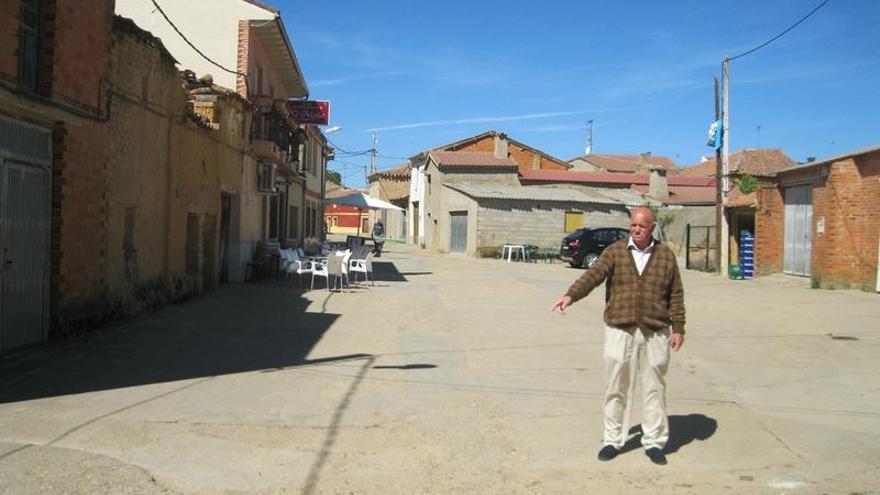 El alcalde Juan García muestra el pavimento de la calle de Abajo.