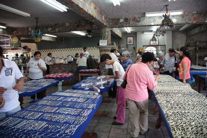 Abundan en Taxco los mercados con platería.
